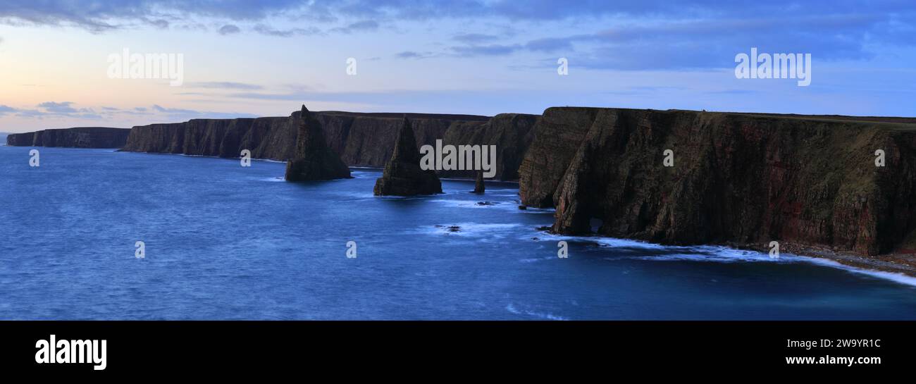 Die Duncansby Sea Stacks in Duncansby Head, Caithness, Nordostküste Schottlands, Großbritannien Stockfoto