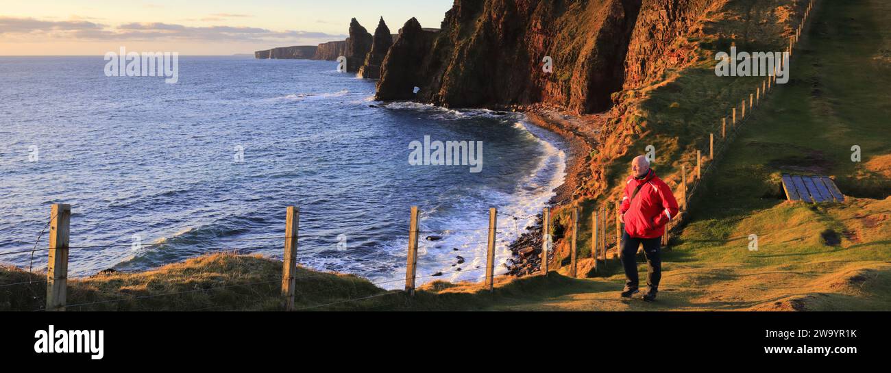 Walker at the Duncansby Sea Stacks, Duncansby Head, Caithness, Nordostküste Schottlands, Großbritannien Stockfoto