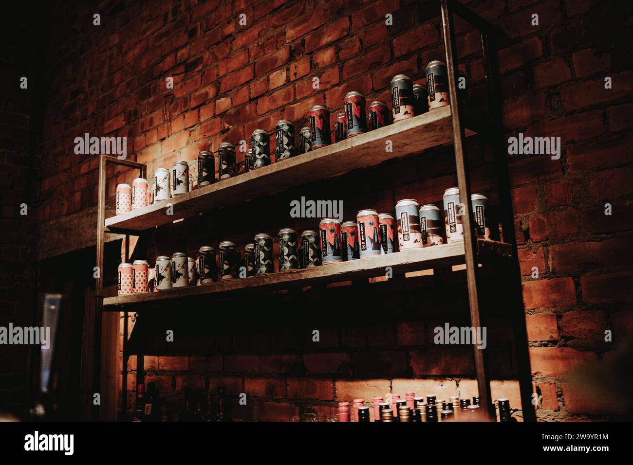 Newcastle upon Tyne: 20. Juli 2023: Wylam Brewery Taproom reiht Craft-Bier-Dosen zum Verkauf an eine rote Ziegelwand Stockfoto