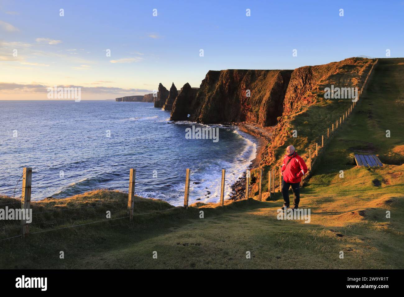 Walker at the Duncansby Sea Stacks, Duncansby Head, Caithness, Nordostküste Schottlands, Großbritannien Stockfoto