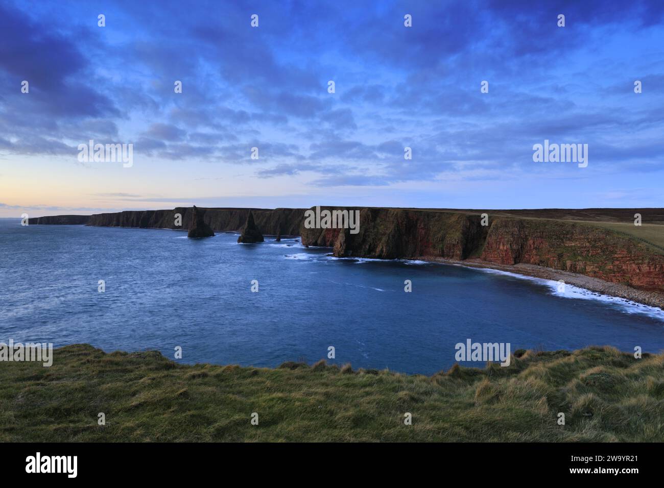 Die Duncansby Sea Stacks in Duncansby Head, Caithness, Nordostküste Schottlands, Großbritannien Stockfoto