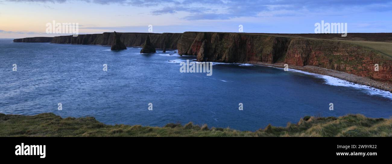 Die Duncansby Sea Stacks in Duncansby Head, Caithness, Nordostküste Schottlands, Großbritannien Stockfoto