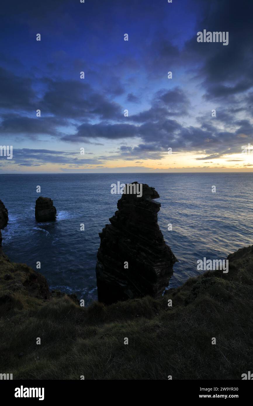 Die Duncansby Sea Stacks in Duncansby Head, Caithness, Nordostküste Schottlands, Großbritannien Stockfoto
