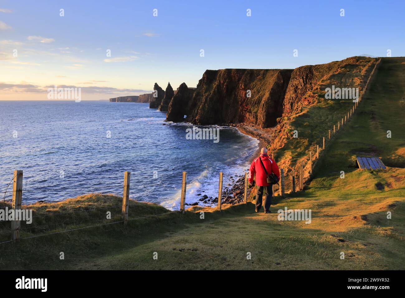 Walker at the Duncansby Sea Stacks, Duncansby Head, Caithness, Nordostküste Schottlands, Großbritannien Stockfoto