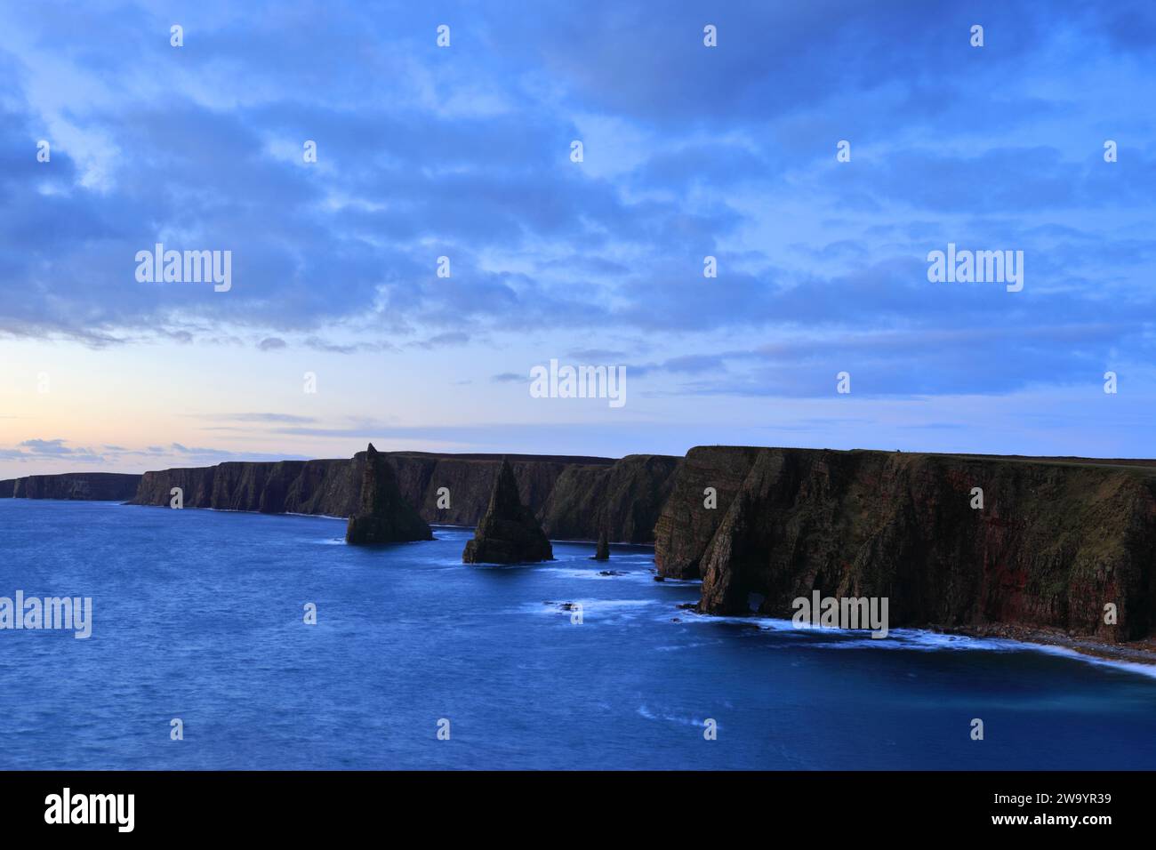 Die Duncansby Sea Stacks in Duncansby Head, Caithness, Nordostküste Schottlands, Großbritannien Stockfoto