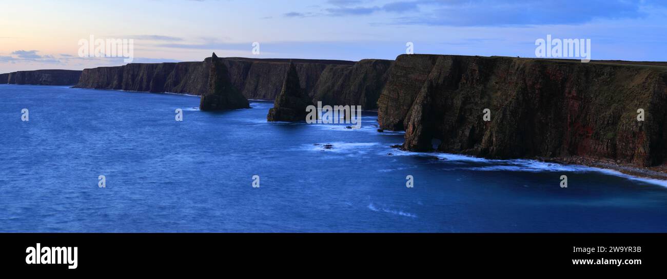 Die Duncansby Sea Stacks in Duncansby Head, Caithness, Nordostküste Schottlands, Großbritannien Stockfoto