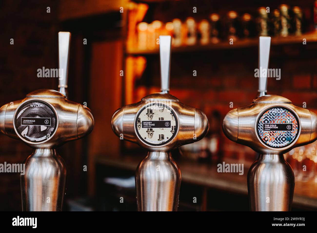 Newcastle upon Tyne: 20. Juli 2023: Wylam Brewery Taproom Reihe von Zapfhähnen vom Fass Craft Beer. Jakehead Stockfoto