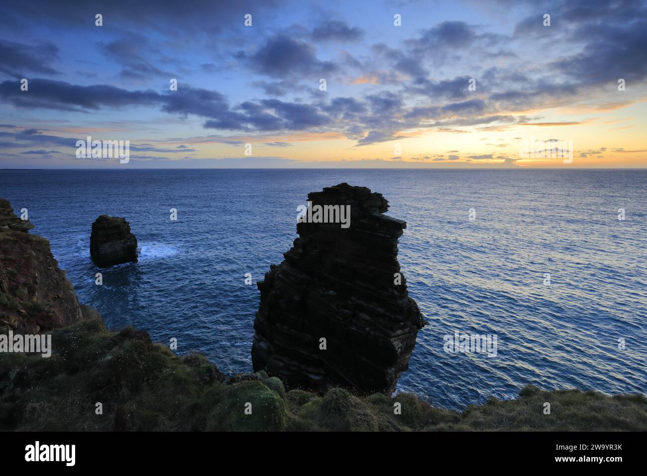 Die Duncansby Sea Stacks in Duncansby Head, Caithness, Nordostküste Schottlands, Großbritannien Stockfoto