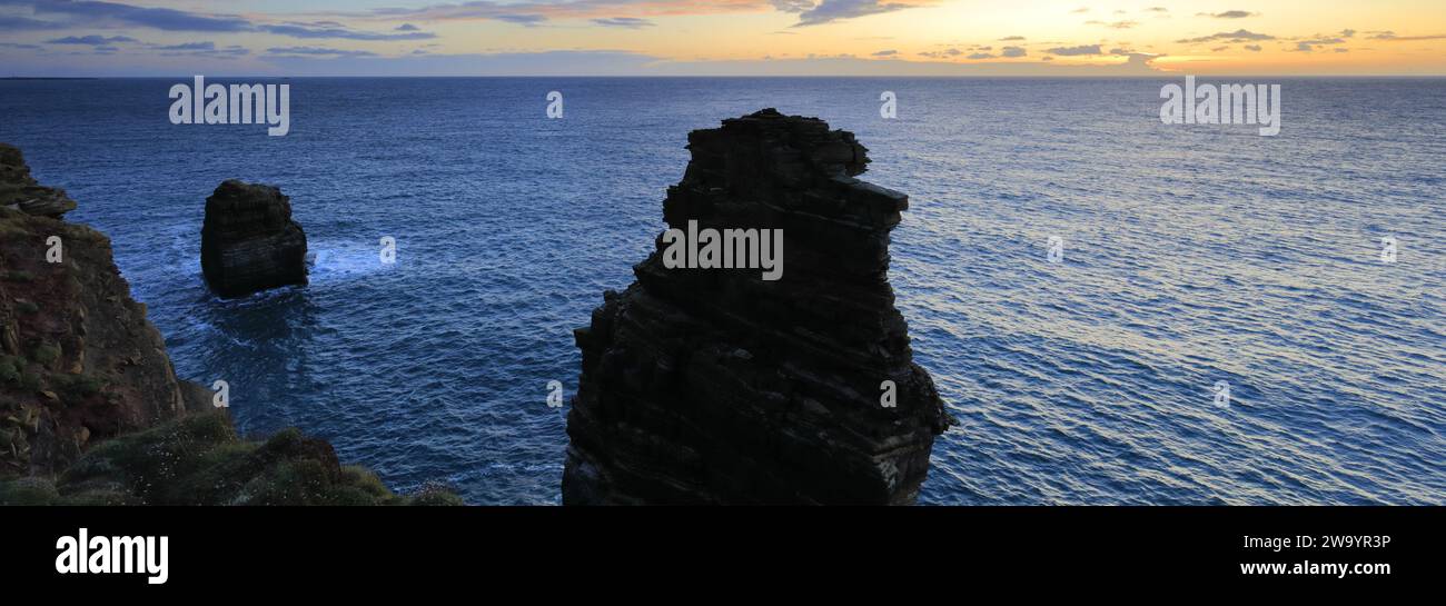 Die Duncansby Sea Stacks in Duncansby Head, Caithness, Nordostküste Schottlands, Großbritannien Stockfoto