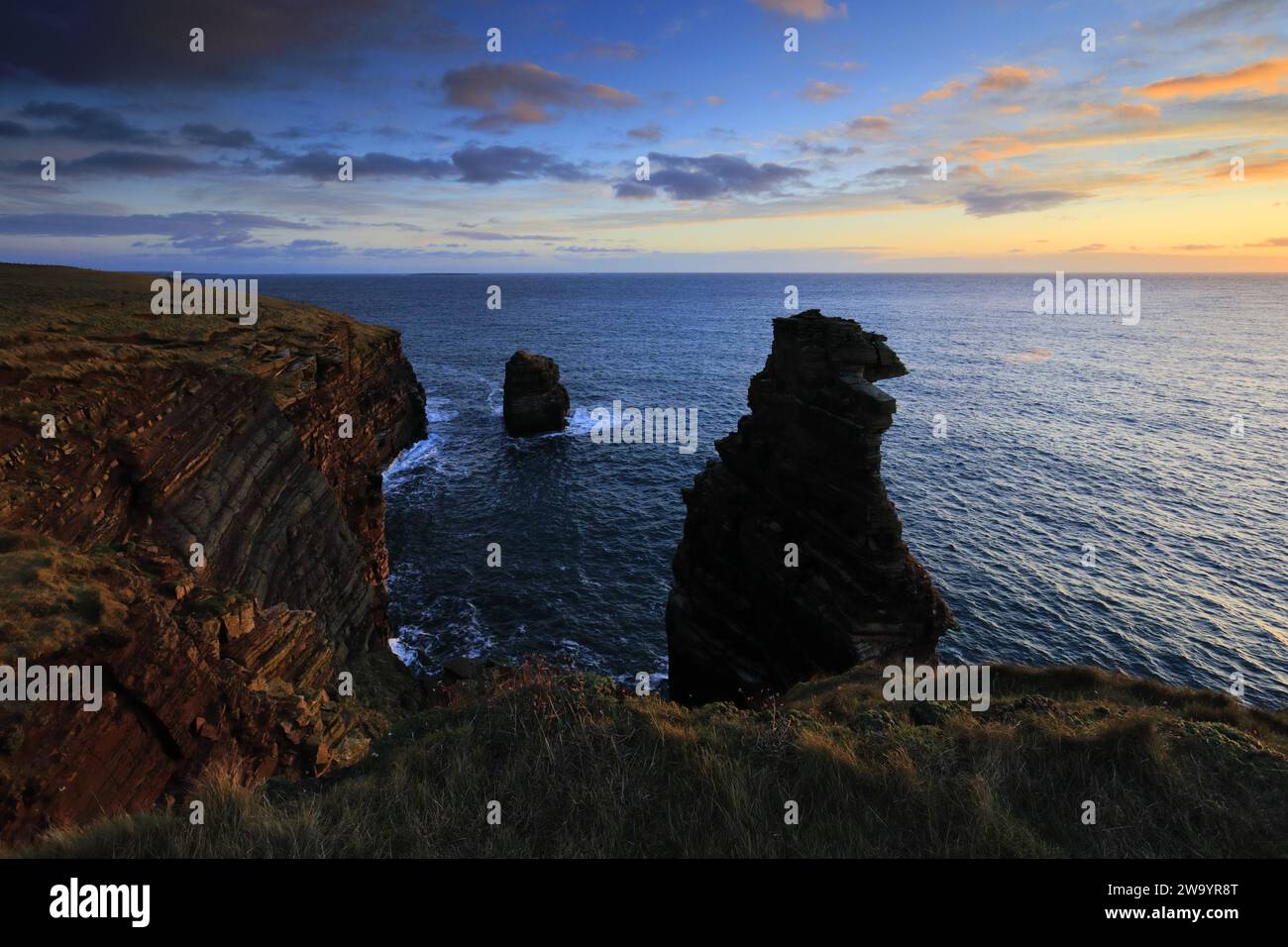 Die Duncansby Sea Stacks in Duncansby Head, Caithness, Nordostküste Schottlands, Großbritannien Stockfoto