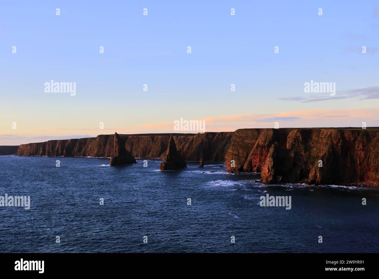 Die Duncansby Sea Stacks in Duncansby Head, Caithness, Nordostküste Schottlands, Großbritannien Stockfoto