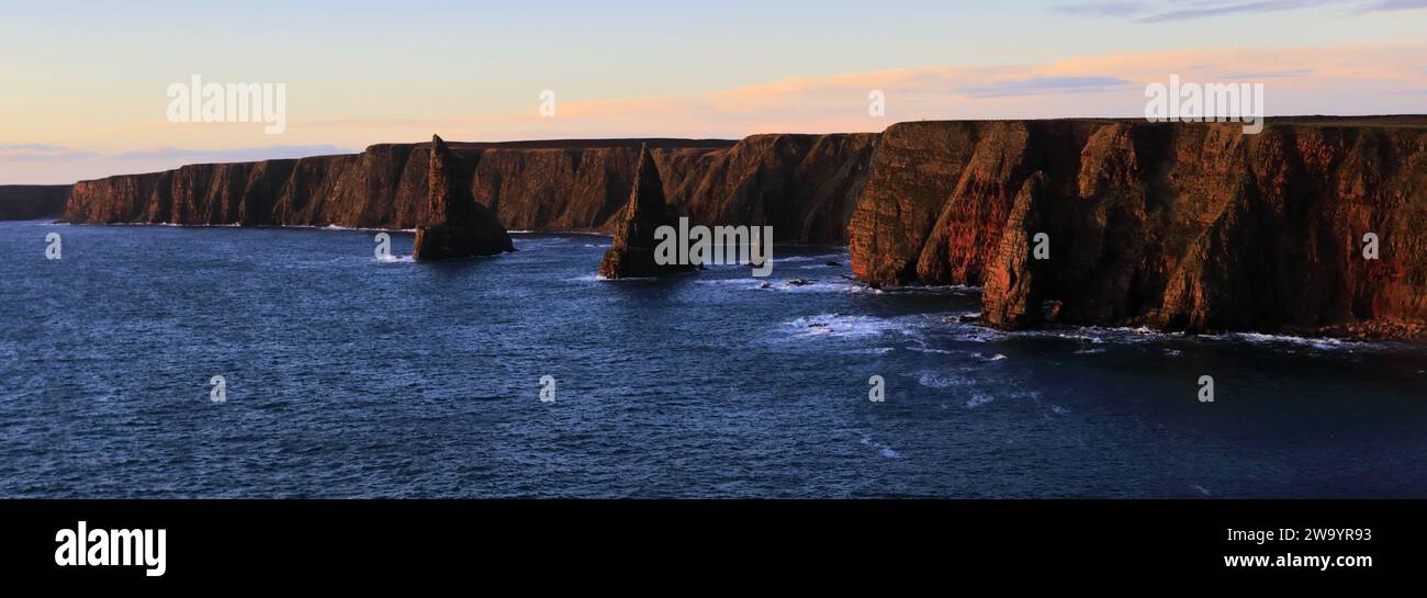 Die Duncansby Sea Stacks in Duncansby Head, Caithness, Nordostküste Schottlands, Großbritannien Stockfoto