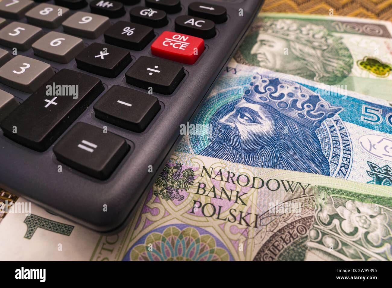 Nahaufnahme auf polnischer Złoty-Banknote mit Rechner Wirtschaftskrise Konzept Neujahr Preiserhöhung höhere Steuern Stockfoto
