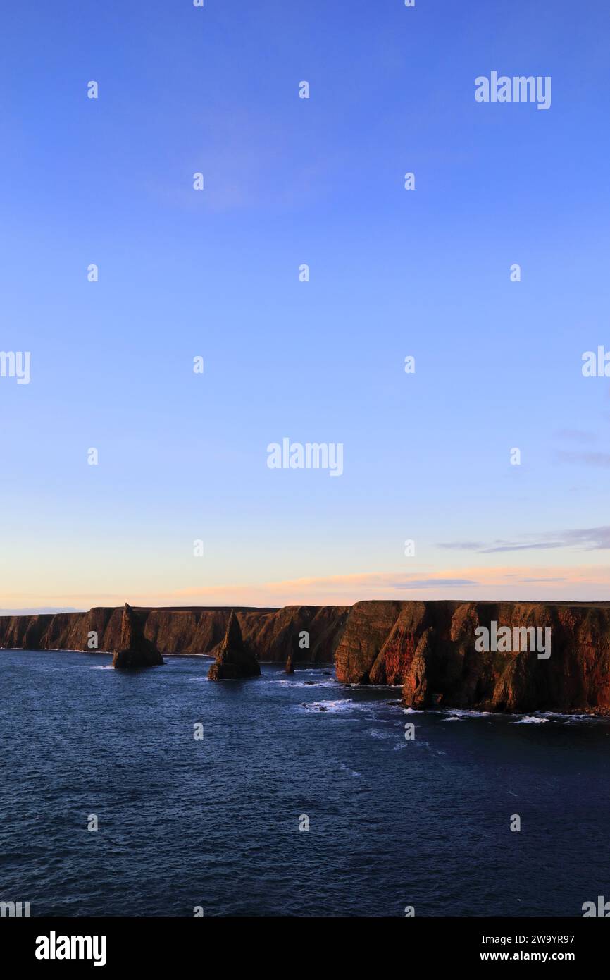 Die Duncansby Sea Stacks in Duncansby Head, Caithness, Nordostküste Schottlands, Großbritannien Stockfoto