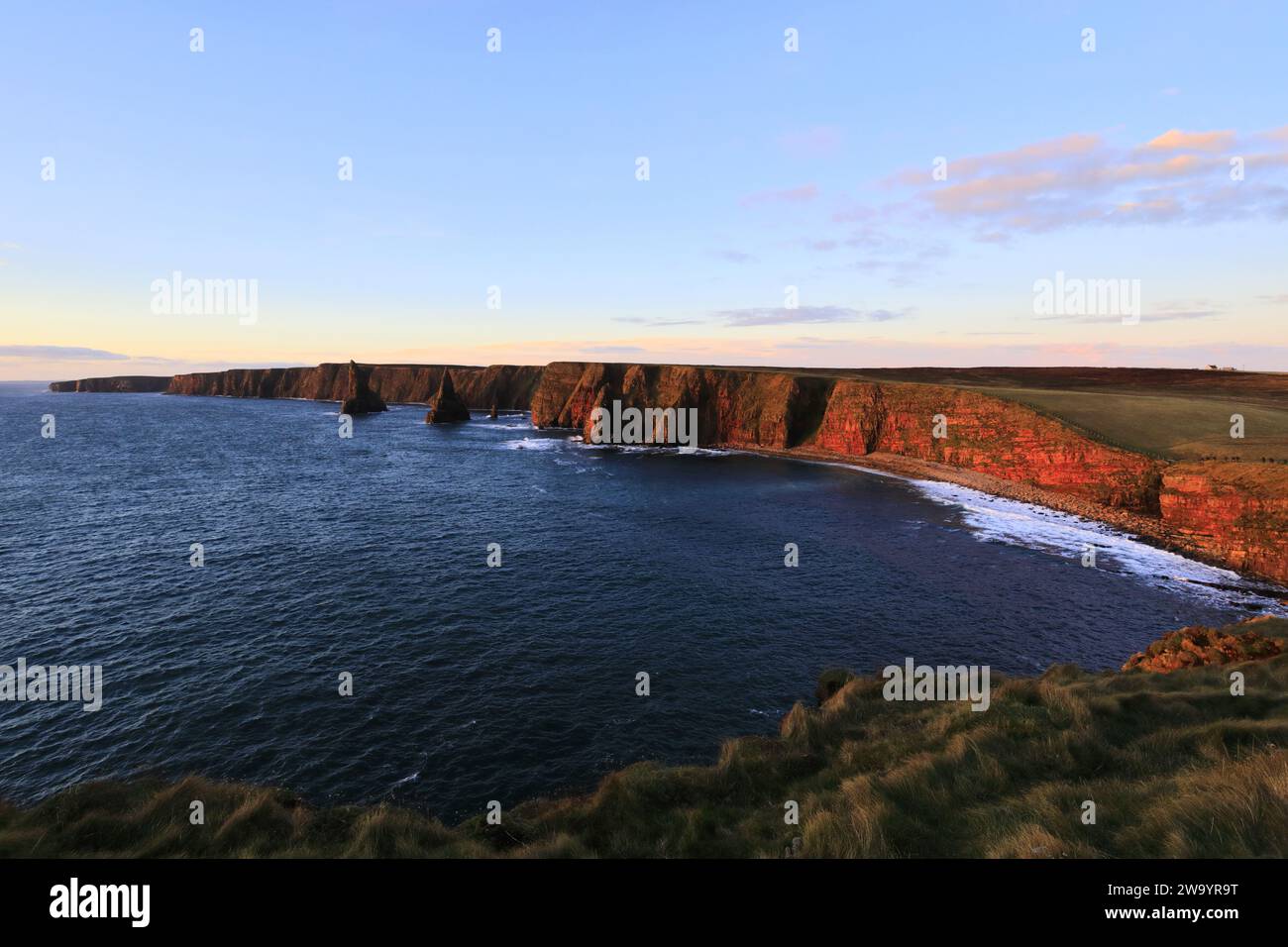 Die Duncansby Sea Stacks in Duncansby Head, Caithness, Nordostküste Schottlands, Großbritannien Stockfoto