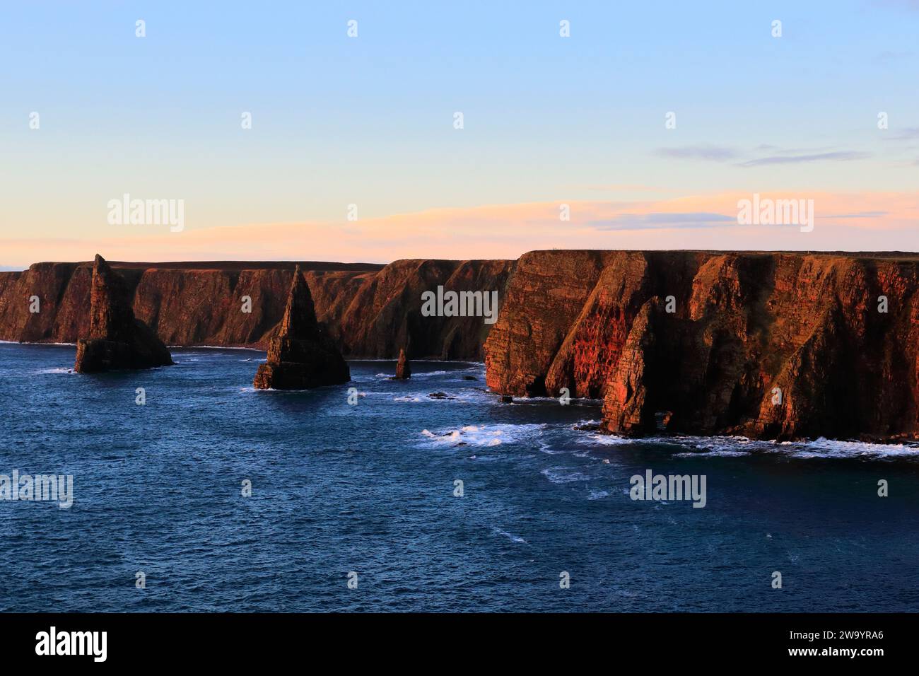 Die Duncansby Sea Stacks in Duncansby Head, Caithness, Nordostküste Schottlands, Großbritannien Stockfoto
