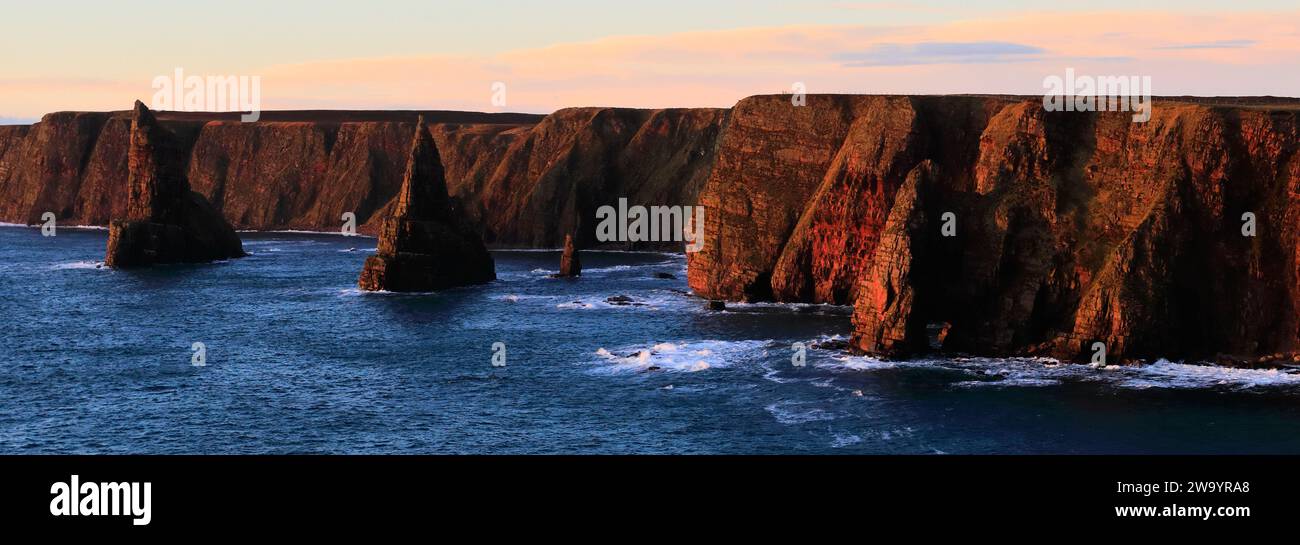 Die Duncansby Sea Stacks in Duncansby Head, Caithness, Nordostküste Schottlands, Großbritannien Stockfoto