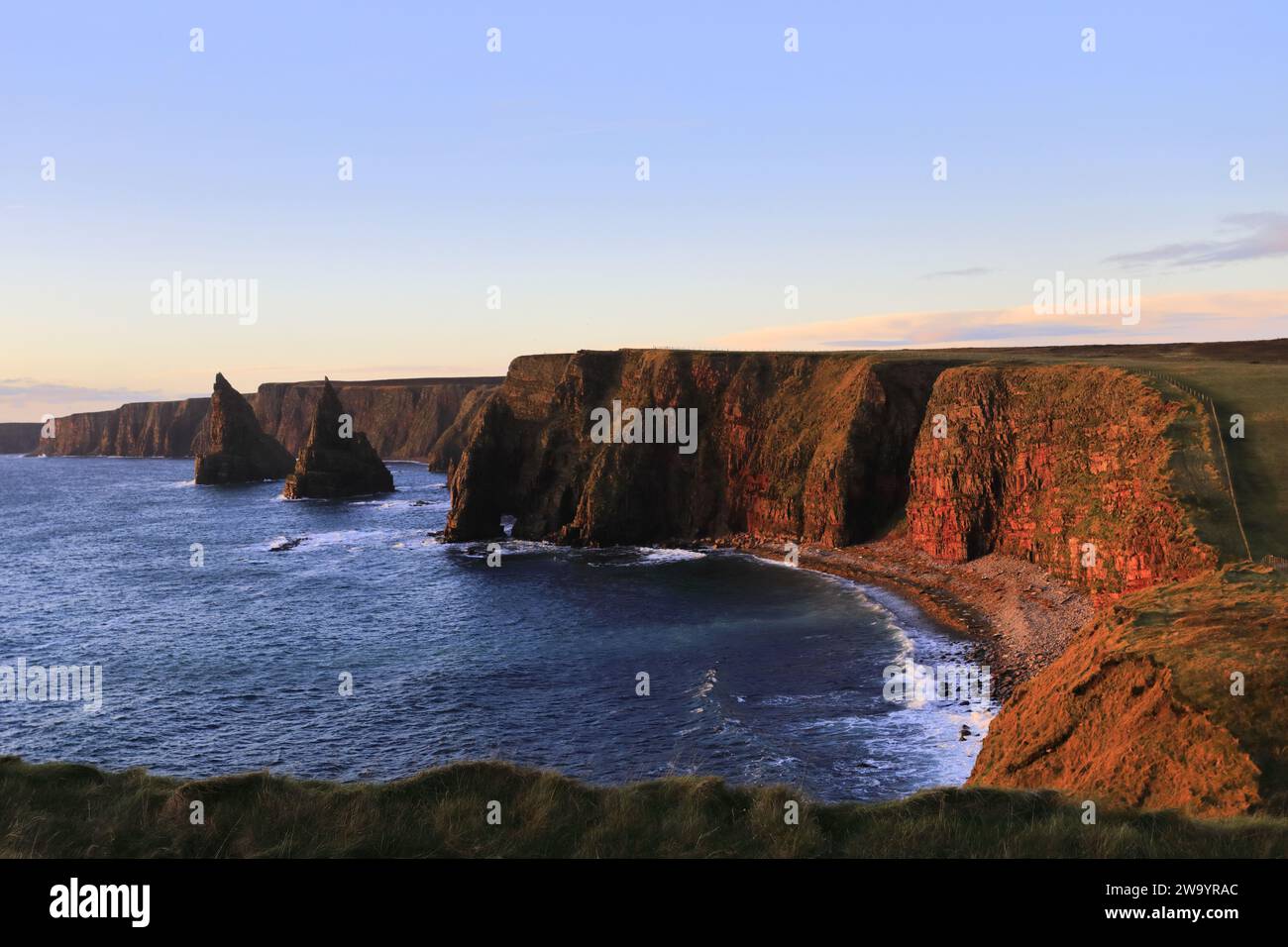 Die Duncansby Sea Stacks in Duncansby Head, Caithness, Nordostküste Schottlands, Großbritannien Stockfoto