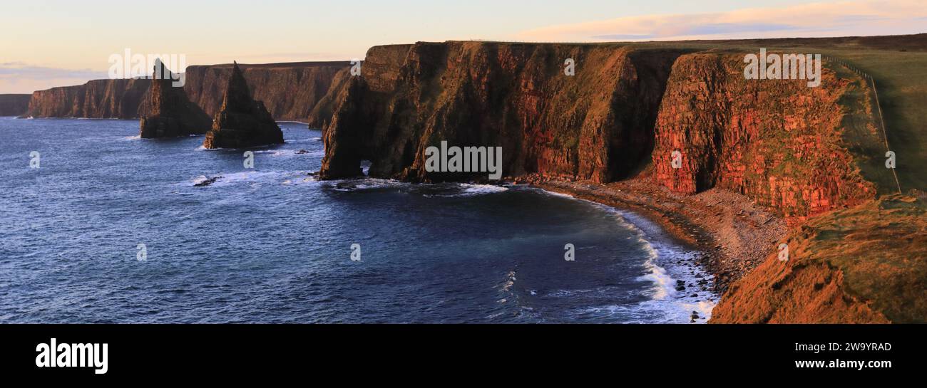 Die Duncansby Sea Stacks in Duncansby Head, Caithness, Nordostküste Schottlands, Großbritannien Stockfoto