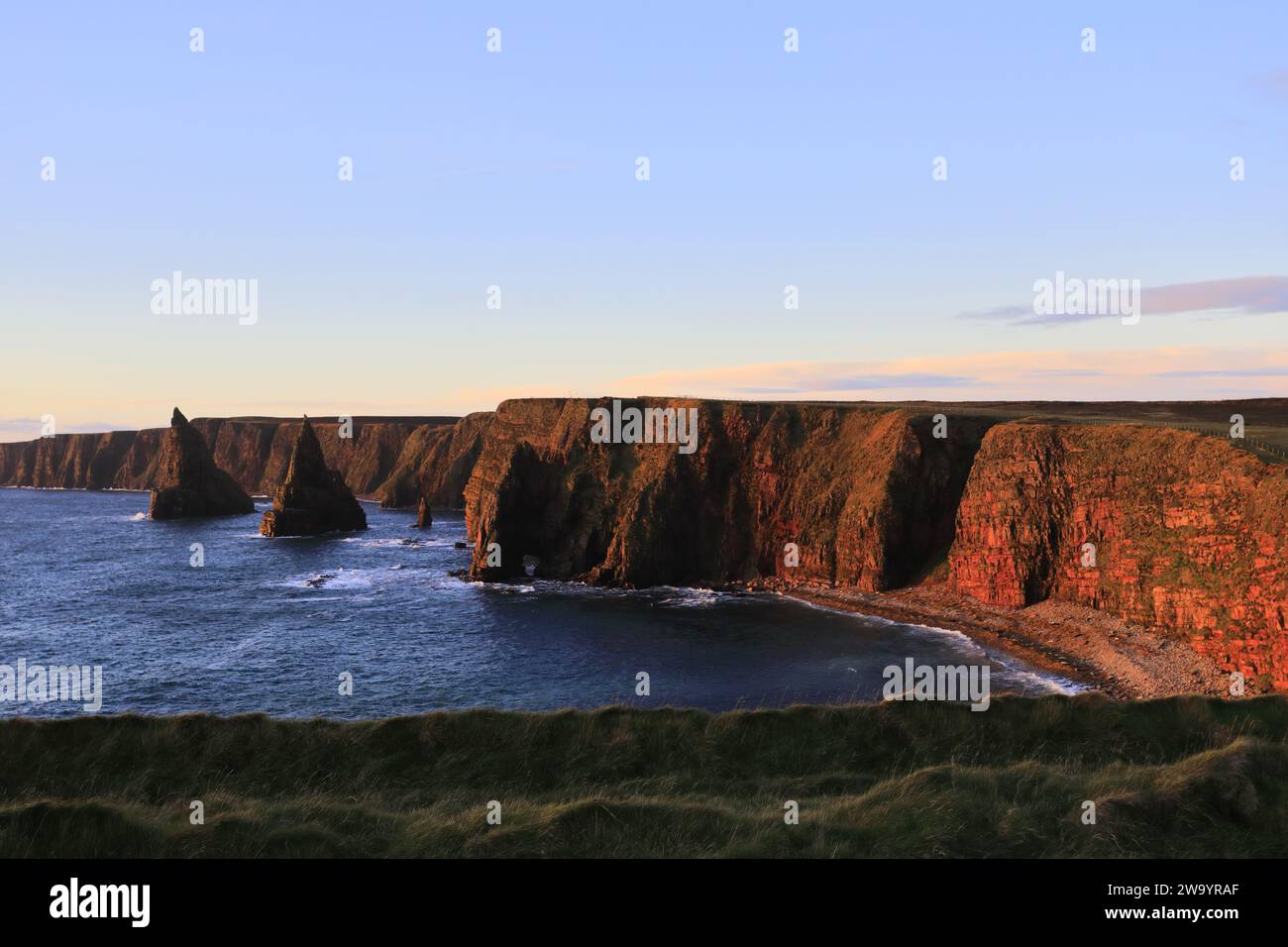 Die Duncansby Sea Stacks in Duncansby Head, Caithness, Nordostküste Schottlands, Großbritannien Stockfoto