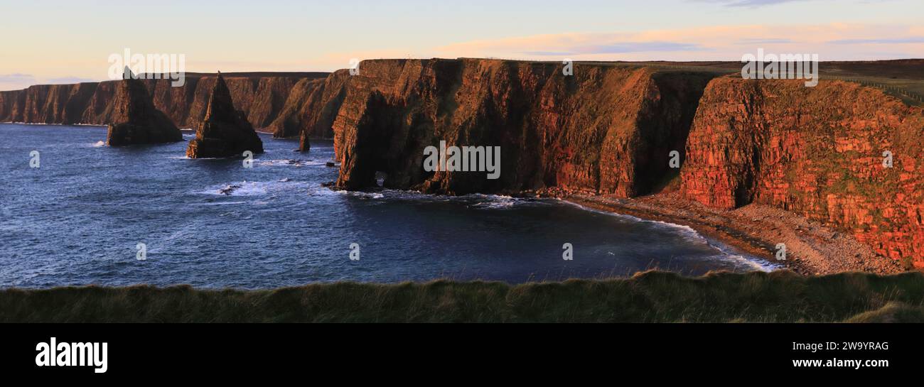 Die Duncansby Sea Stacks in Duncansby Head, Caithness, Nordostküste Schottlands, Großbritannien Stockfoto