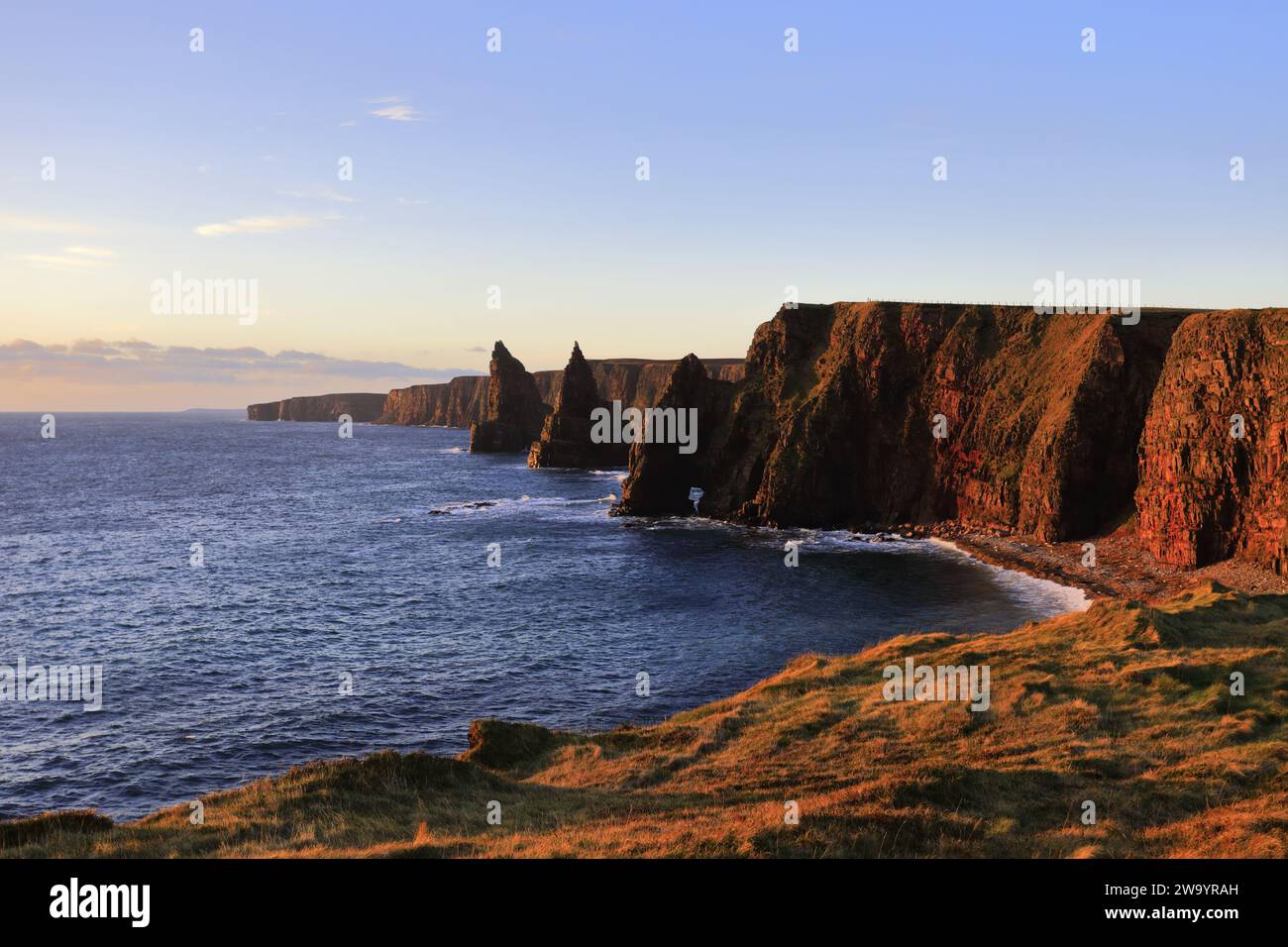 Die Duncansby Sea Stacks in Duncansby Head, Caithness, Nordostküste Schottlands, Großbritannien Stockfoto