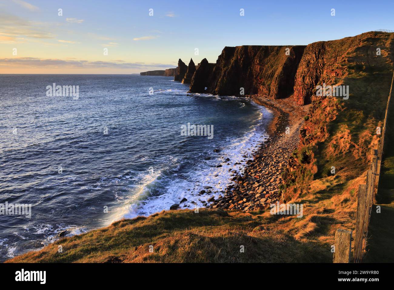 Die Duncansby Sea Stacks in Duncansby Head, Caithness, Nordostküste Schottlands, Großbritannien Stockfoto
