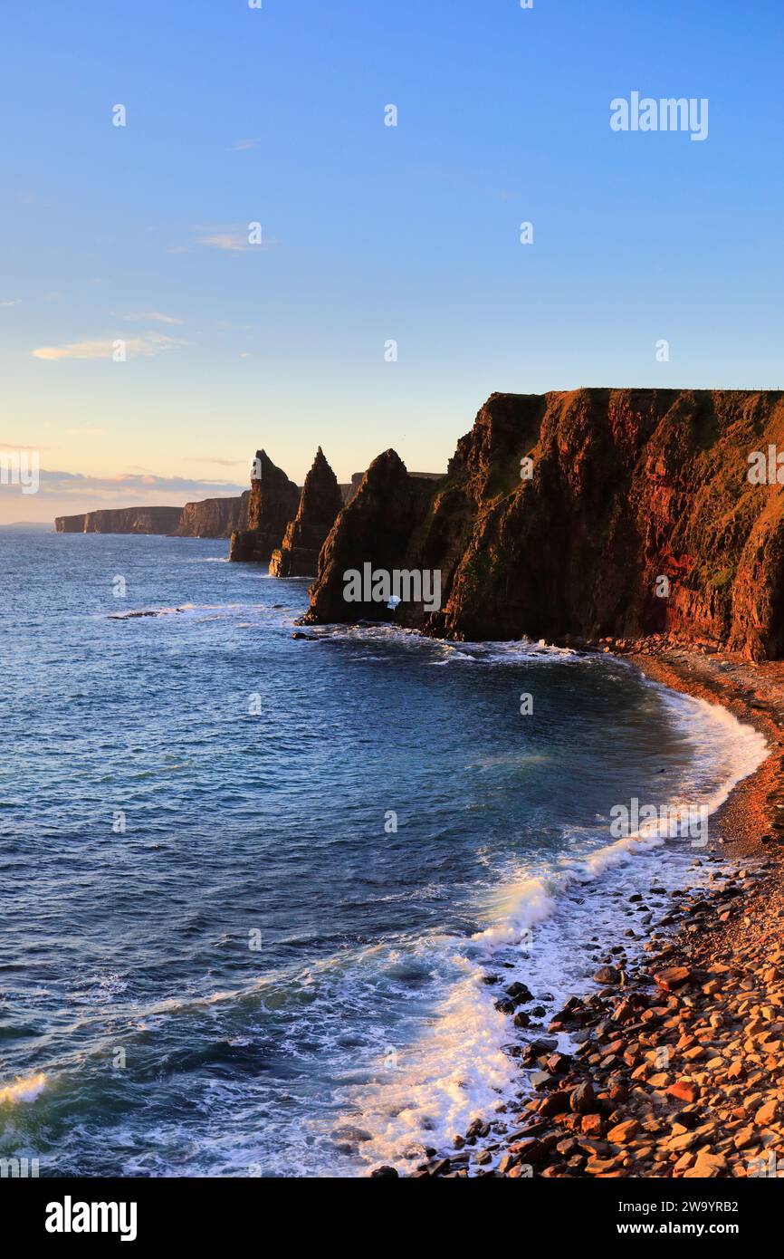 Die Duncansby Sea Stacks in Duncansby Head, Caithness, Nordostküste Schottlands, Großbritannien Stockfoto