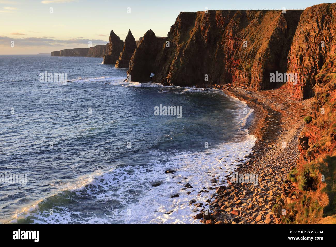 Die Duncansby Sea Stacks in Duncansby Head, Caithness, Nordostküste Schottlands, Großbritannien Stockfoto