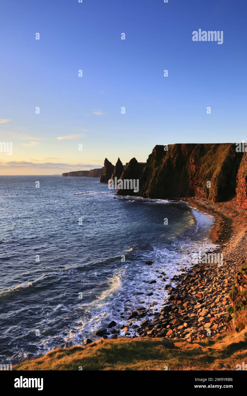 Die Duncansby Sea Stacks in Duncansby Head, Caithness, Nordostküste Schottlands, Großbritannien Stockfoto