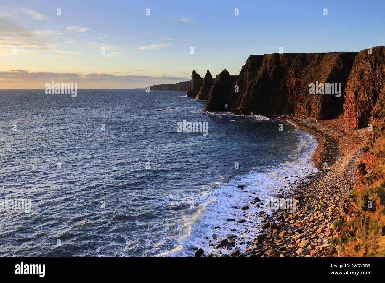 Die Duncansby Sea Stacks in Duncansby Head, Caithness, Nordostküste Schottlands, Großbritannien Stockfoto