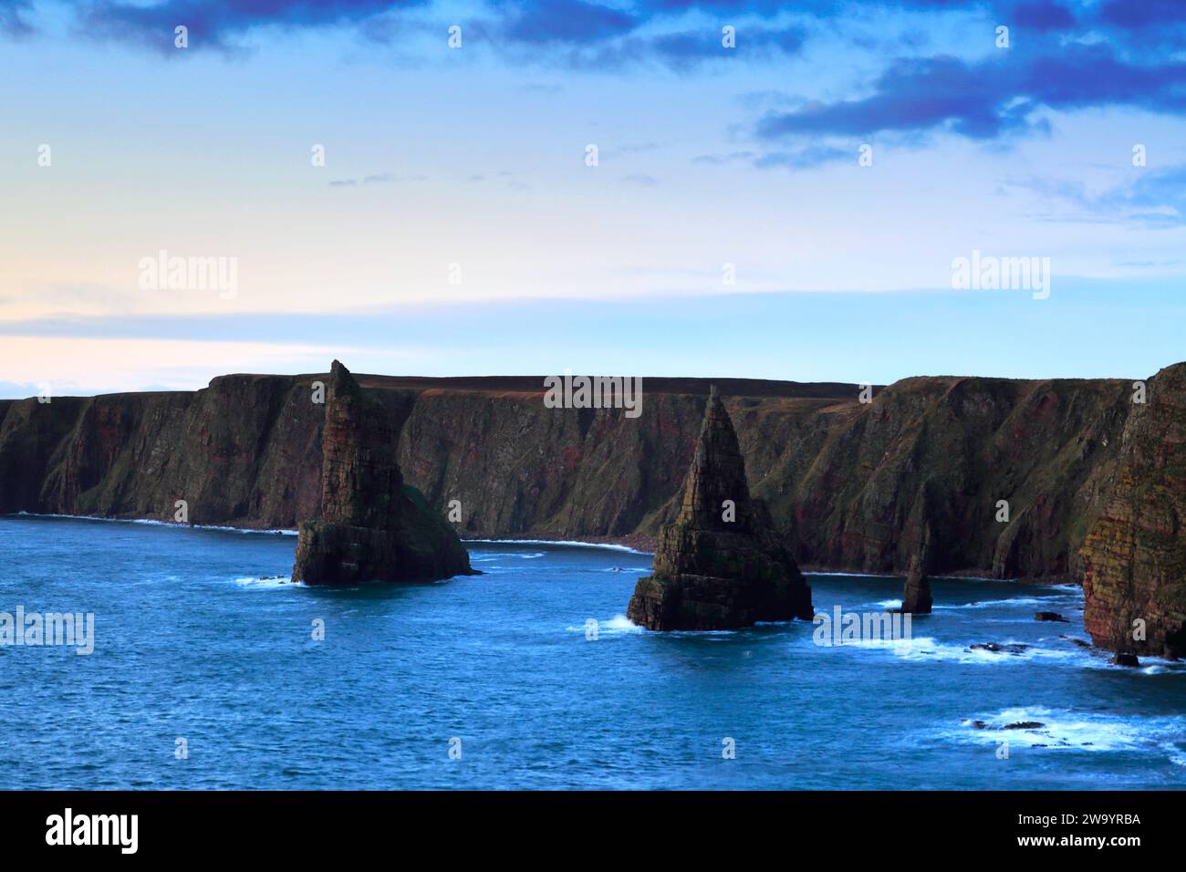 Die Duncansby Sea Stacks in Duncansby Head, Caithness, Nordostküste Schottlands, Großbritannien Stockfoto
