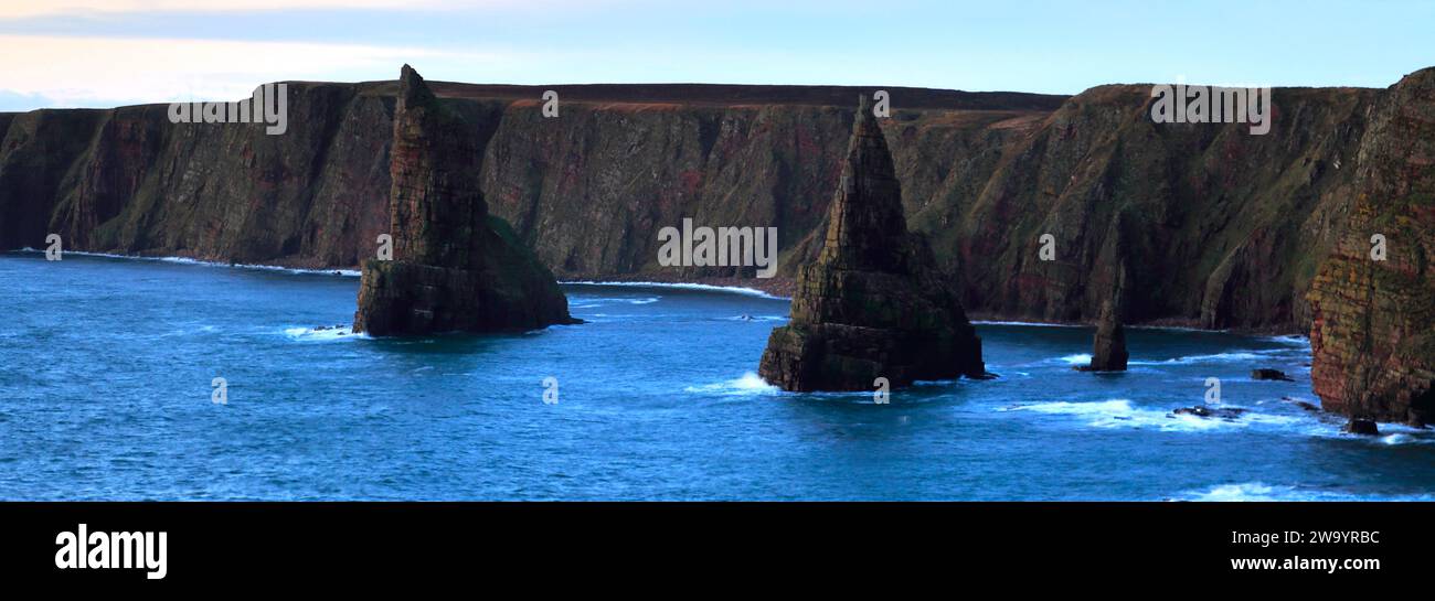 Die Duncansby Sea Stacks in Duncansby Head, Caithness, Nordostküste Schottlands, Großbritannien Stockfoto