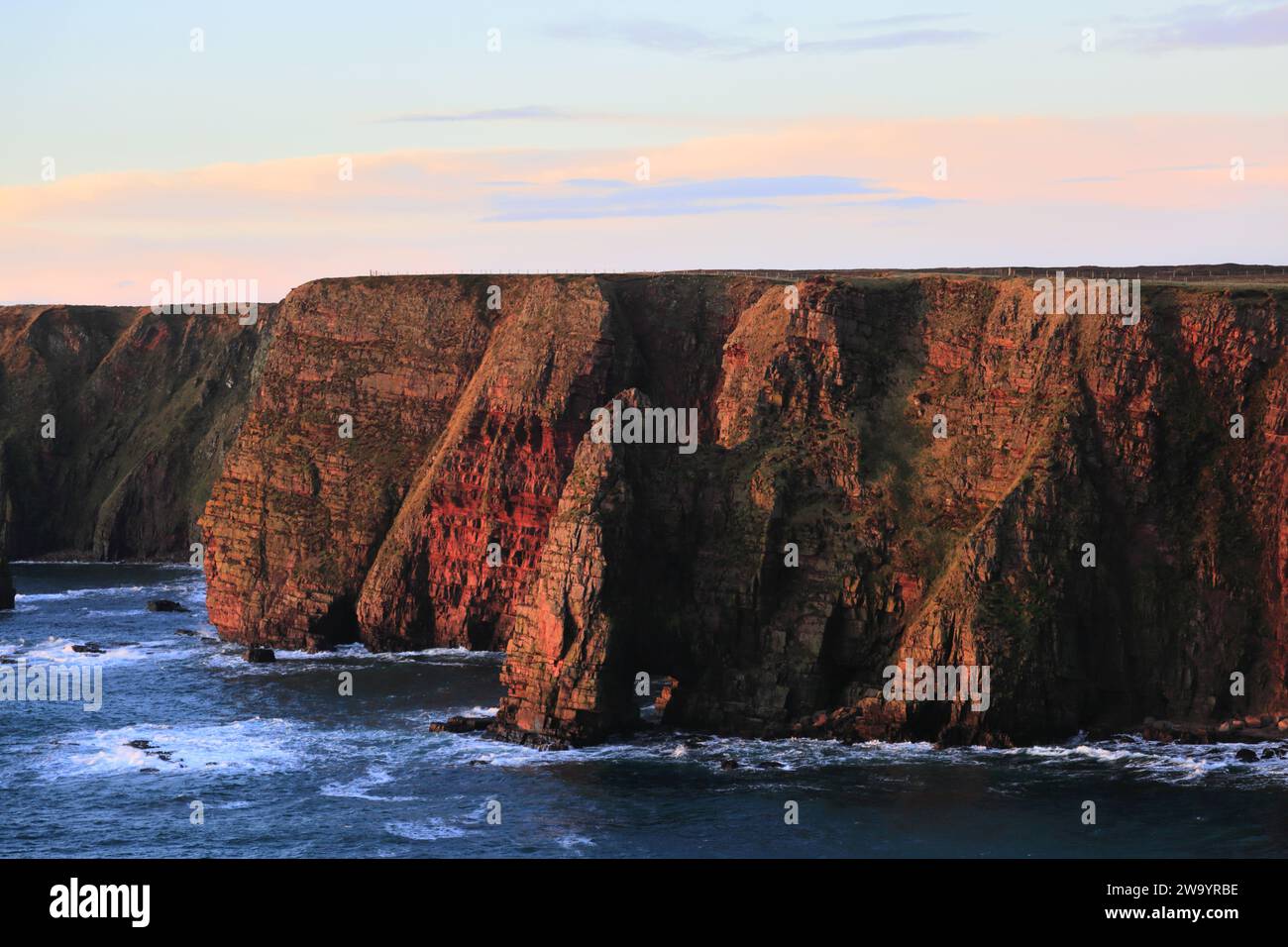 Die Duncansby Sea Stacks in Duncansby Head, Caithness, Nordostküste Schottlands, Großbritannien Stockfoto