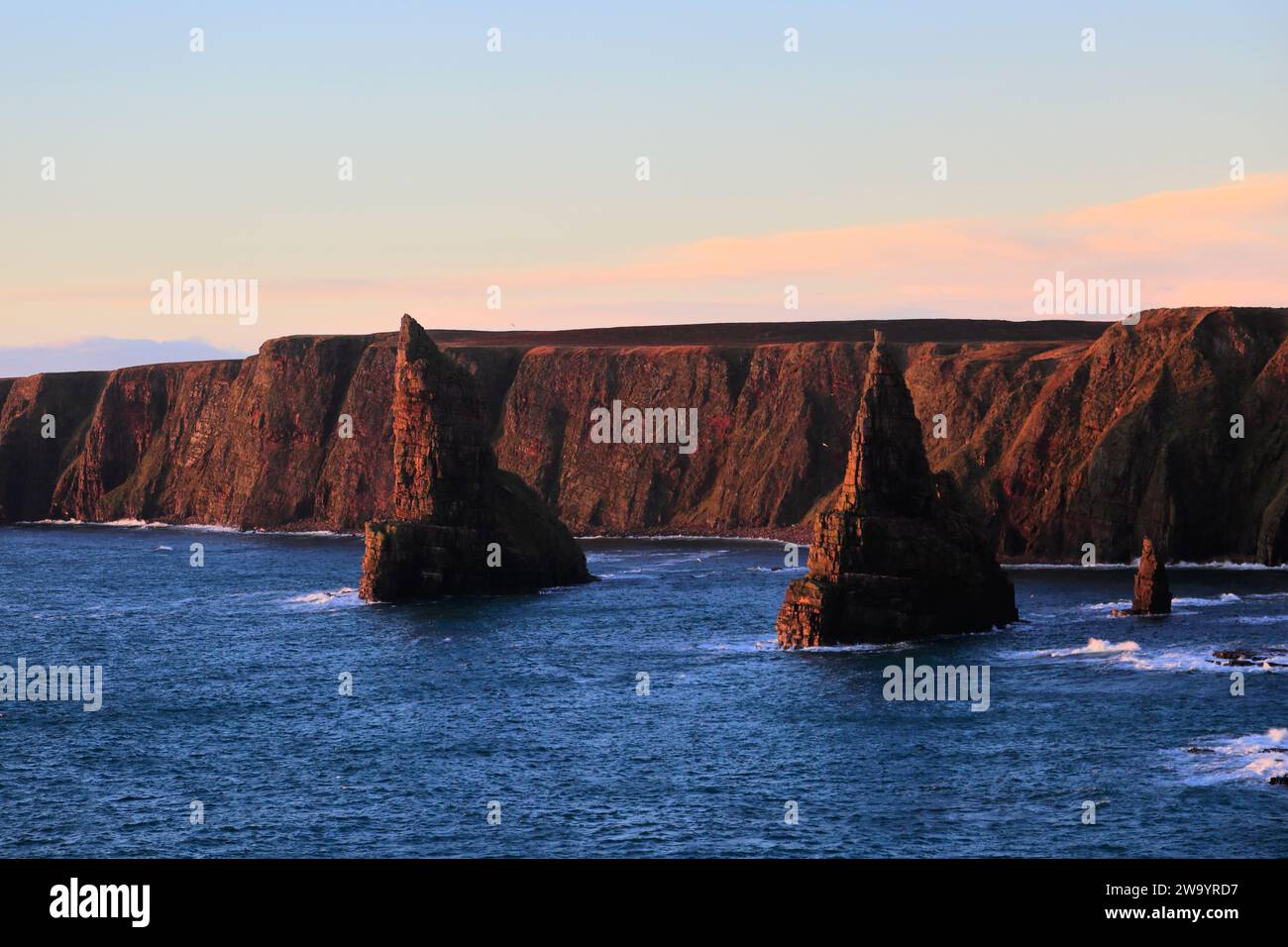 Die Duncansby Sea Stacks in Duncansby Head, Caithness, Nordostküste Schottlands, Großbritannien Stockfoto