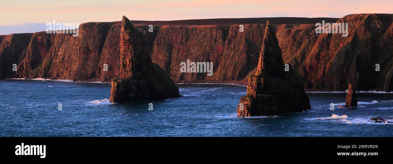 Die Duncansby Sea Stacks in Duncansby Head, Caithness, Nordostküste Schottlands, Großbritannien Stockfoto