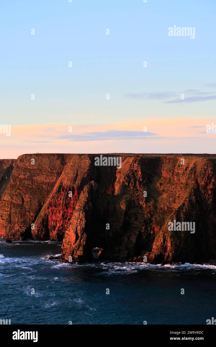 Die Duncansby Sea Stacks in Duncansby Head, Caithness, Nordostküste Schottlands, Großbritannien Stockfoto