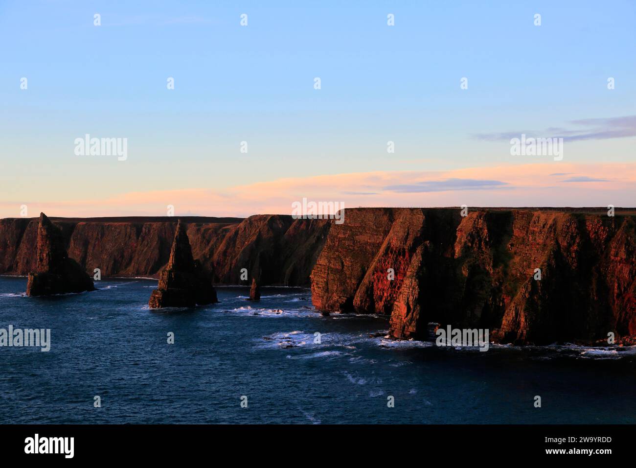 Die Duncansby Sea Stacks in Duncansby Head, Caithness, Nordostküste Schottlands, Großbritannien Stockfoto