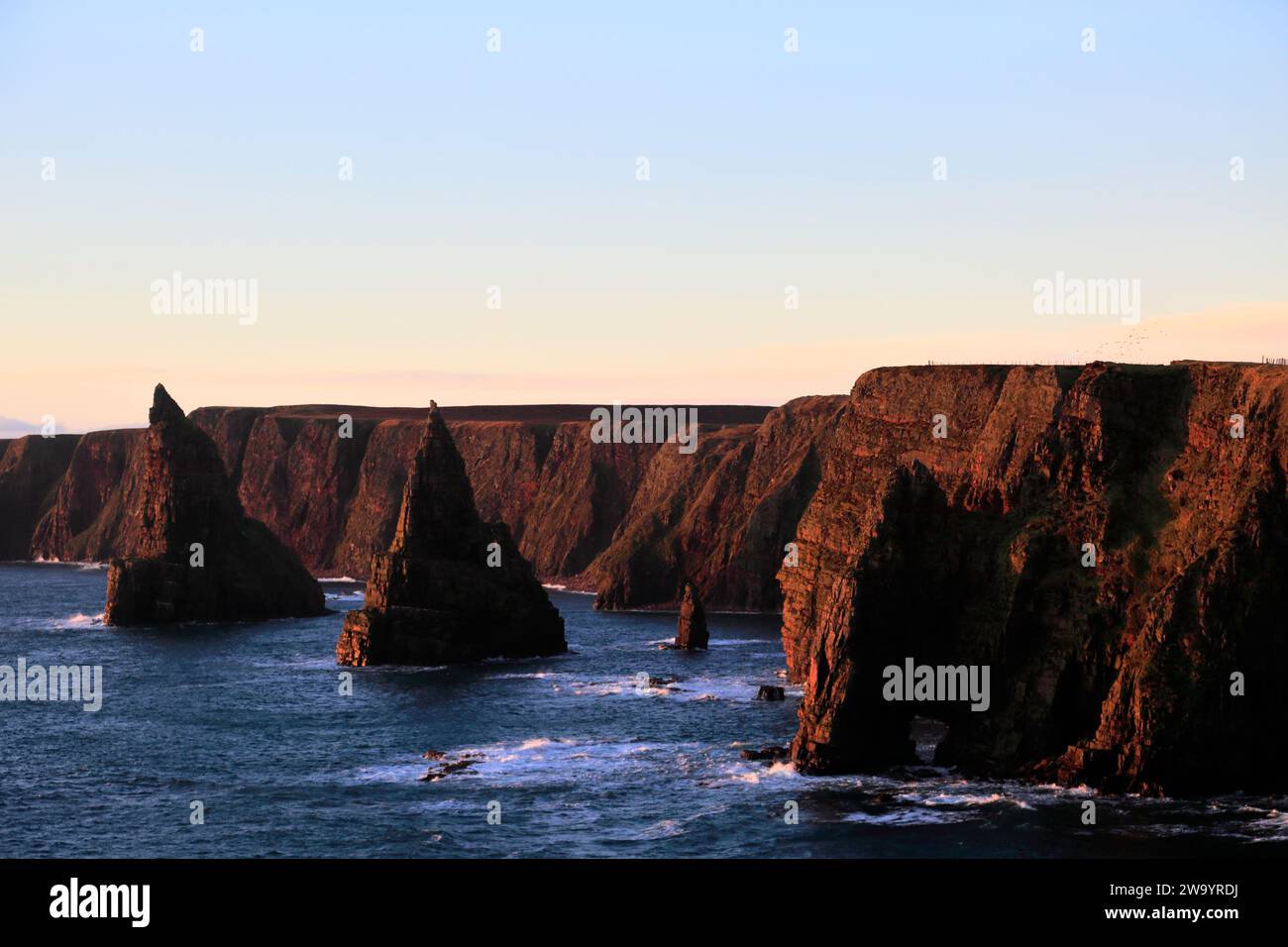 Die Duncansby Sea Stacks in Duncansby Head, Caithness, Nordostküste Schottlands, Großbritannien Stockfoto