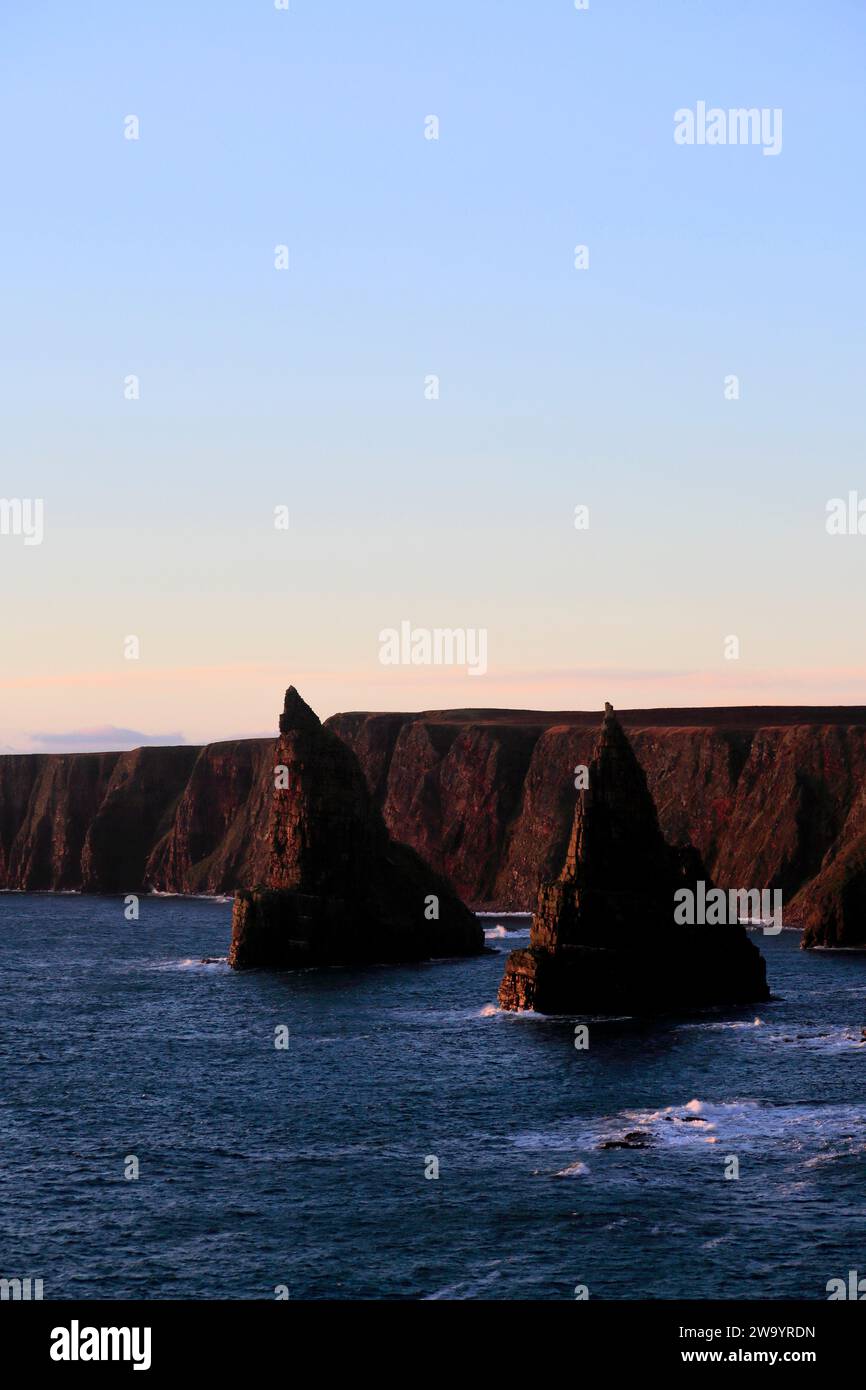 Die Duncansby Sea Stacks in Duncansby Head, Caithness, Nordostküste Schottlands, Großbritannien Stockfoto