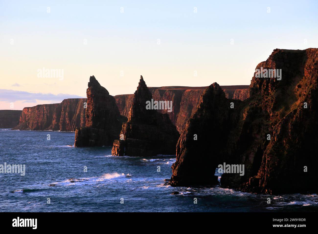Die Duncansby Sea Stacks in Duncansby Head, Caithness, Nordostküste Schottlands, Großbritannien Stockfoto
