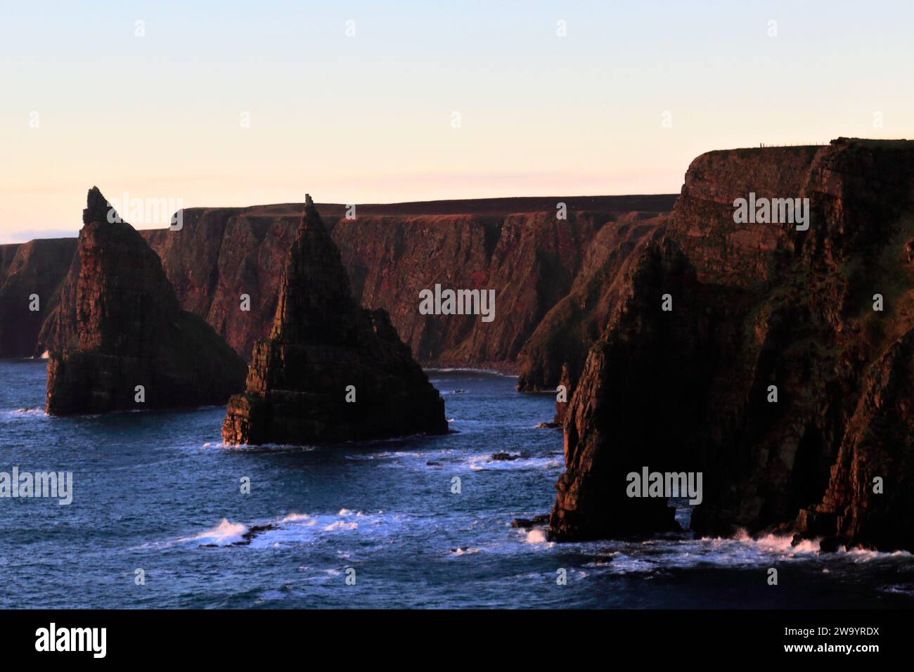 Die Duncansby Sea Stacks in Duncansby Head, Caithness, Nordostküste Schottlands, Großbritannien Stockfoto