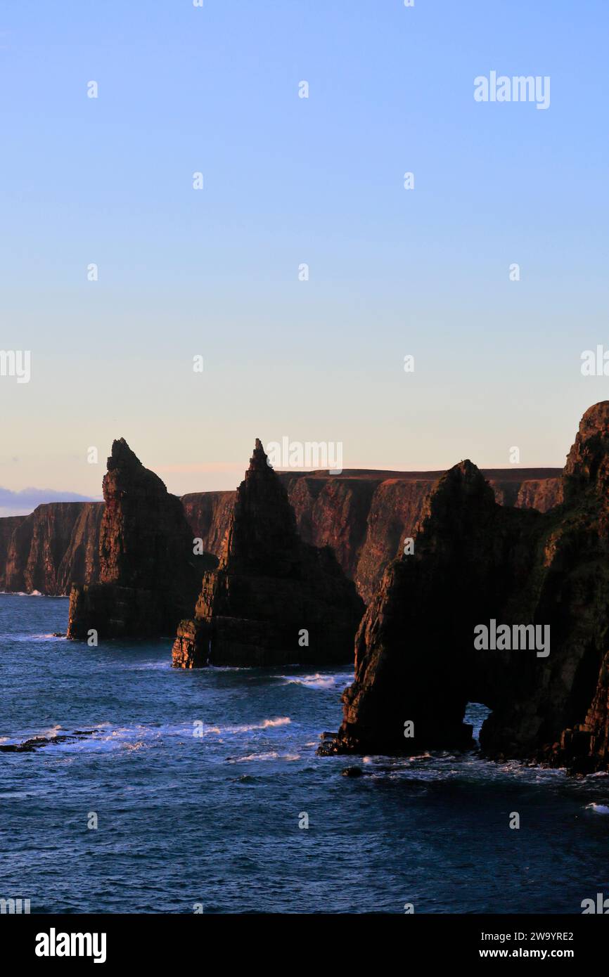 Die Duncansby Sea Stacks in Duncansby Head, Caithness, Nordostküste Schottlands, Großbritannien Stockfoto