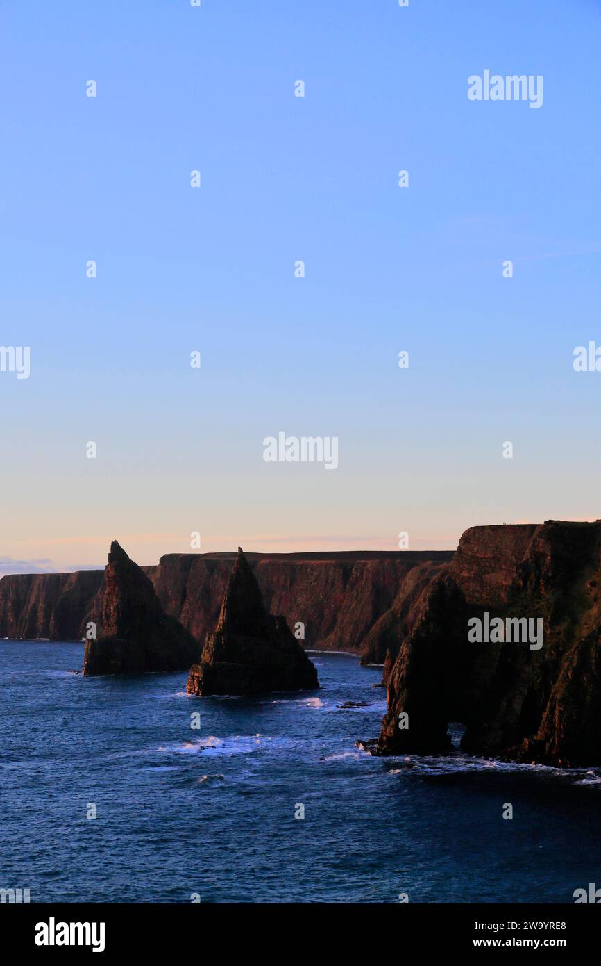 Die Duncansby Sea Stacks in Duncansby Head, Caithness, Nordostküste Schottlands, Großbritannien Stockfoto