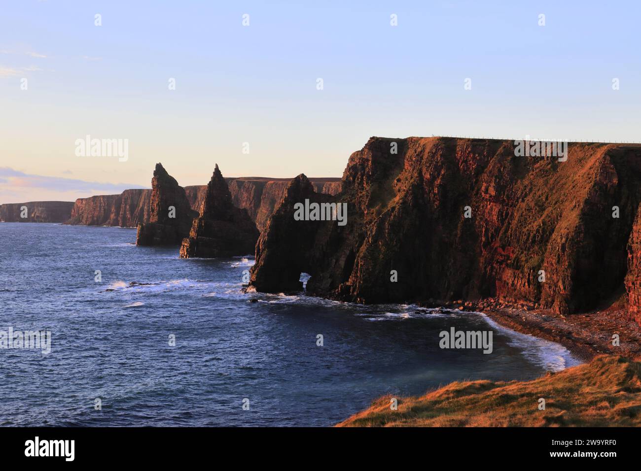 Die Duncansby Sea Stacks in Duncansby Head, Caithness, Nordostküste Schottlands, Großbritannien Stockfoto