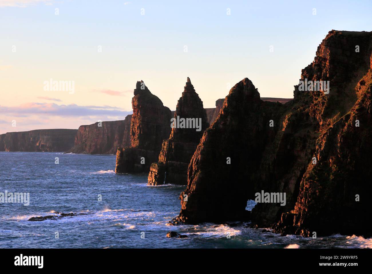 Die Duncansby Sea Stacks in Duncansby Head, Caithness, Nordostküste Schottlands, Großbritannien Stockfoto