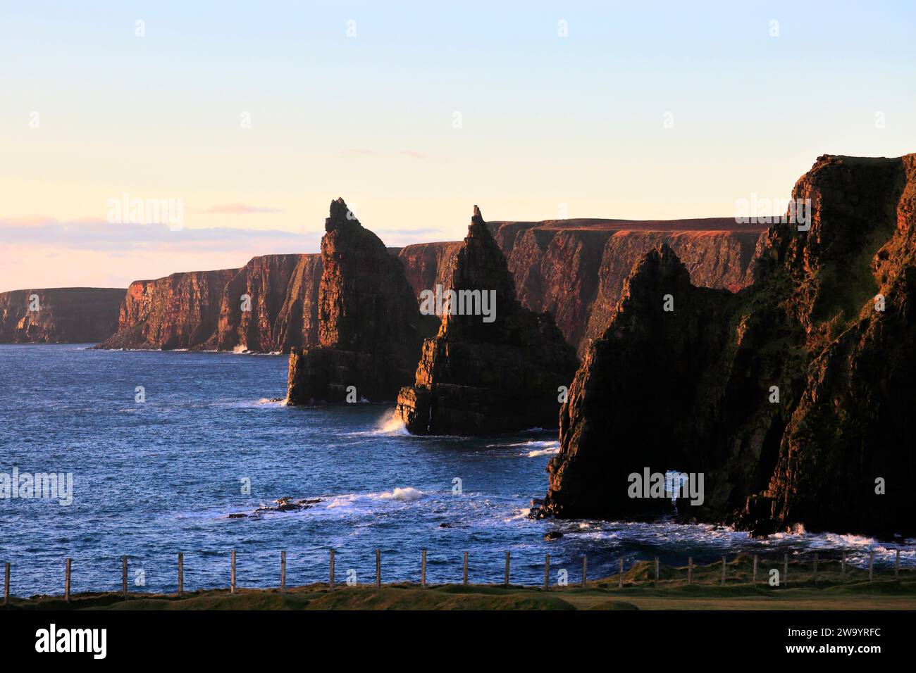 Die Duncansby Sea Stacks in Duncansby Head, Caithness, Nordostküste Schottlands, Großbritannien Stockfoto