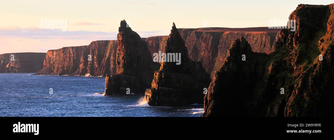 Die Duncansby Sea Stacks in Duncansby Head, Caithness, Nordostküste Schottlands, Großbritannien Stockfoto