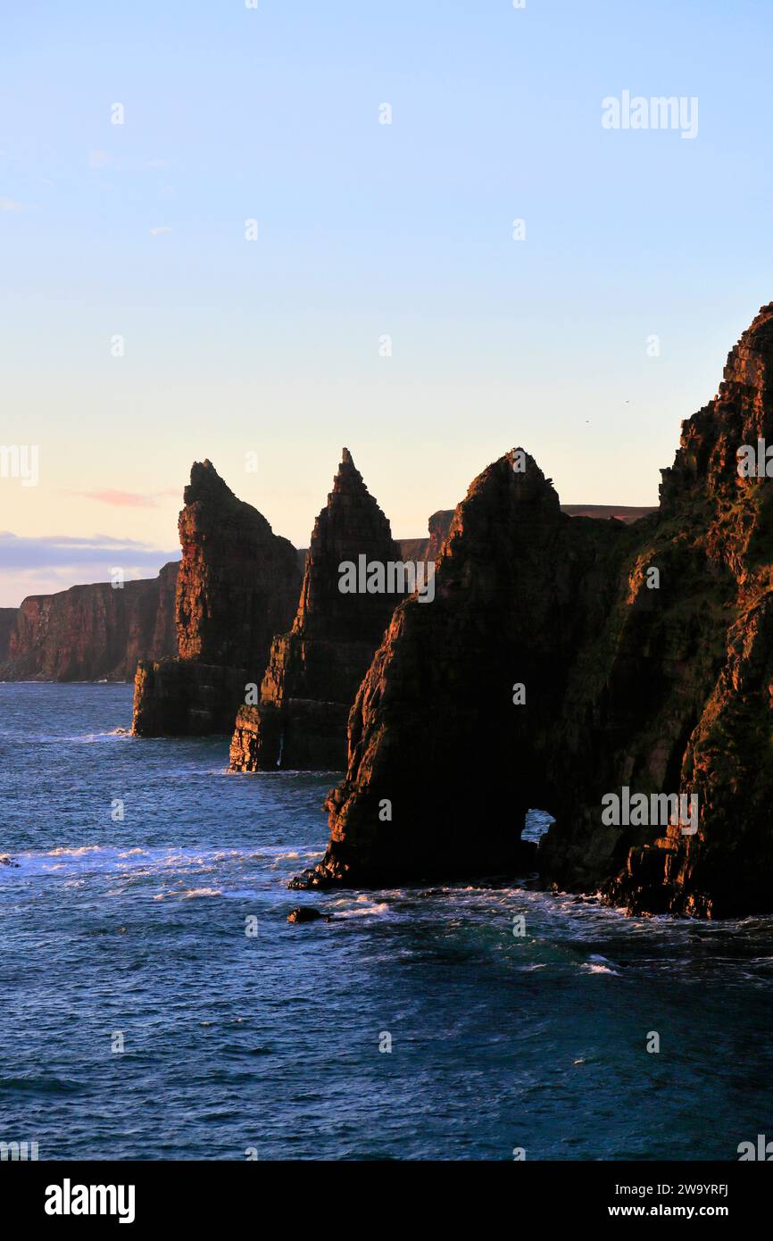 Die Duncansby Sea Stacks in Duncansby Head, Caithness, Nordostküste Schottlands, Großbritannien Stockfoto