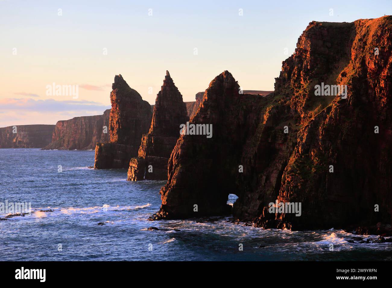 Die Duncansby Sea Stacks in Duncansby Head, Caithness, Nordostküste Schottlands, Großbritannien Stockfoto
